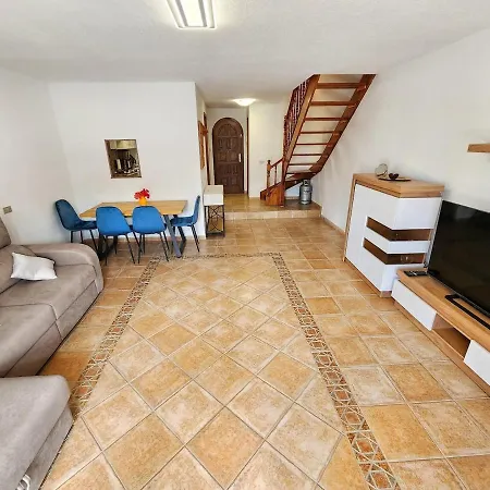 Beautiful House With Mountain And Ocean View Apartament
